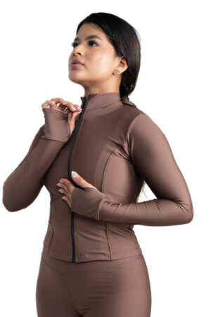 Chaqueta entallada con abertura para el pulgar