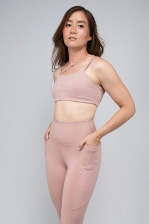 Top con escote recto y tirantes asimétricos